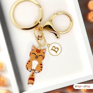 Lindo llavero colgante de gato atigrado marrón esmaltado con monograma personalizado, llavero kawaii chapado en oro, moderno dije para bolso - K-A003-4