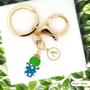 Lindo llavero de cactus en maceta de lunares azules con flor rosa y dije de letra dorada personalizado para amantes de las plantas y como regalo - K-A114-2