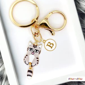 Lindo llavero colgante de gato atigrado gris esmaltado con monograma personalizado, moderno dije para bolso, un regalo ideal para amantes de los gatos - K-A003-5