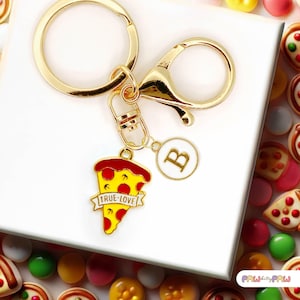 Lindo llavero esmaltado de pizza "Amor Verdadero" con monograma personalizado, divertido llavero kawaii bañado en oro - K-A008-1
