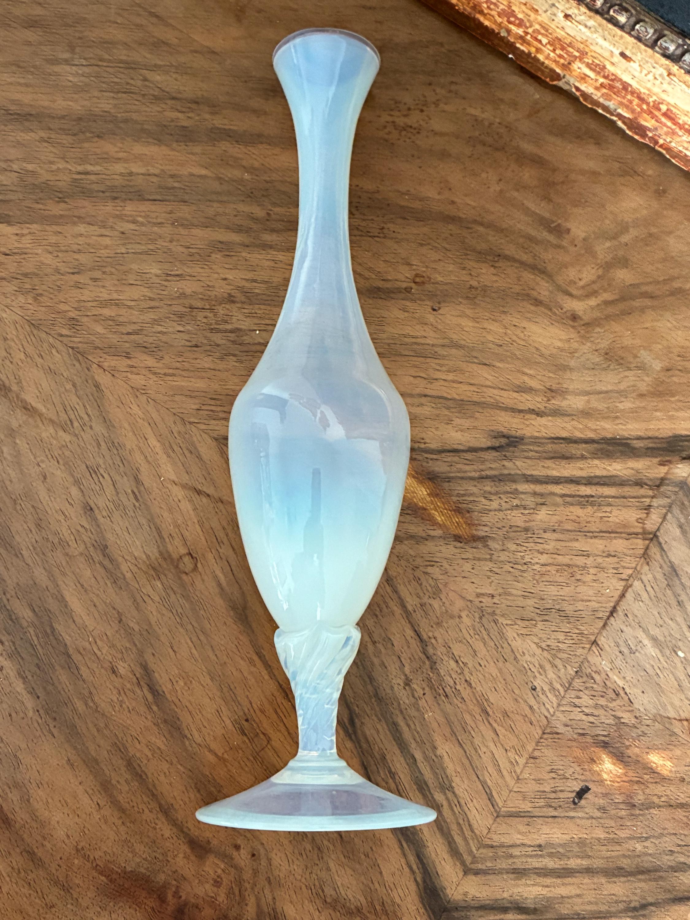 Vase Soliflore Opaline Rose - Pied Torsadé Blanc Opaque, Hauteur 25cm, Style Romantique Vintage - Occasion