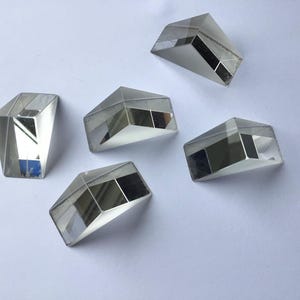 Puede incluir: Una taza de cerámica blanca con un asa negra y el texto "But first, coffee" en un estilo manuscrito. La taza está sobre una superficie blanca. La taza mide 10 cm de alto.