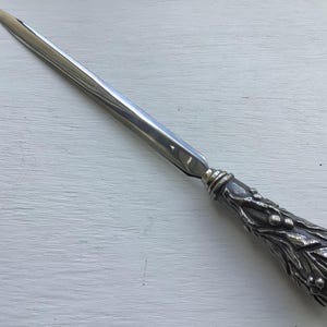 Delicioso y elegante marcador de página con diseño floral en relieve de metal blanco de estilo Art Nouveau vintage, pasapáginas, abrecartas, accesorio de adorno de escritorio