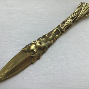 Elegante y vintage, mango de latón macizo repujado, decorativo, accesorio de escritorio, pisapapeles con forma de página.