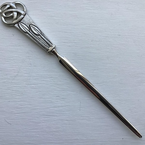 Delicioso y elegante marcador de página con motivo de artes y manualidades de metal blanco vintage, pasapáginas, abrecartas, adorno de escritorio, accesorio