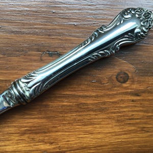 Delicioso y elegante marcador de página Art Nouveau en relieve de metal blanco vintage, pasapáginas, abrecartas, adorno de escritorio, accesorio.