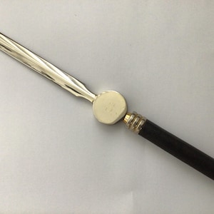 Elegante marcador de página de metal vintage modernista, girador de páginas, abrecartas, adorno de escritorio, accesorio con mango de efecto cuero, inserto de alambre