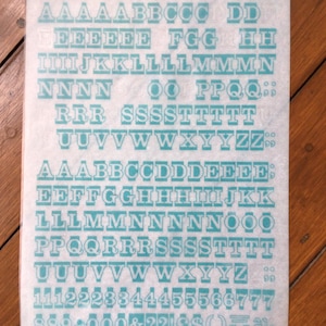 Impreso en Inglaterra, hoja de transferencia seca Vintage Letraset col. 116 colores, 48 puntos, números en mayúsculas, letras y símbolos, tamaño medio Clarendon Haas