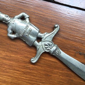 Espada de metal vintage pequena, estilo medieval, miniatura, enfeite de mesa, acessório, abridor de cartas, alça de chef Alfred Marks promocional