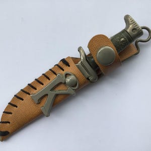 Vintage Tiny Metal K assinado bainha de couro em relevo miniatura altamente detalhado enfeite de mesa acessório chaveiro chaveiro novidade