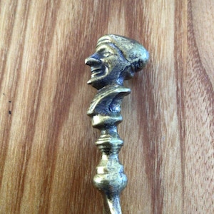 Busto de latón antiguo con perfil de hombre clásico, abrecartas, marcador de página, pasapáginas, accesorio de escritorio
