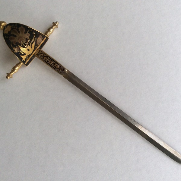 Petite épée vintage en métal d'influence médiévale Miniature très détaillée ornement de bureau accessoire coupe-papier, marqueur de page, tourne-page ibérique