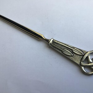 Delicioso y elegante marcador de página vintage de metal blanco con motivo de artes y manualidades, pasapáginas, abrecartas, adorno de escritorio, accesorio