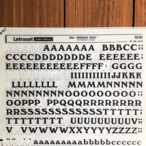 Puede incluir: Una hoja de letras transferibles Letraset con la tipografía Windsor Bold de 36pt en negro. La hoja muestra las letras mayúsculas de la A a la Z, seguidas de una fila parcial de letras minúsculas, con el código de producto 1510 impreso arriba.