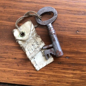 Peut inclure: Panneau en bois rustique avec l'inscription "Welcome to our home" en lettres blanches. Le panneau présente une finition vieillie et un design simple et accueillant, idéal pour un porche ou une entrée.