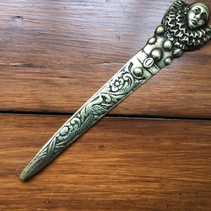 Abridor de cartas vintage em latão com figura marcante, marcador de página, virador de páginas, acessório de mesa, enfeite de palhaço Pierrot