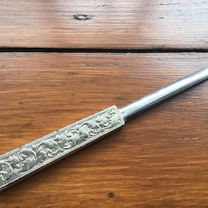 Delicioso y elegante marcador de página con motivo floral Art Nouveau de metal blanco vintage, pasapáginas, abrecartas, accesorio de adorno de escritorio