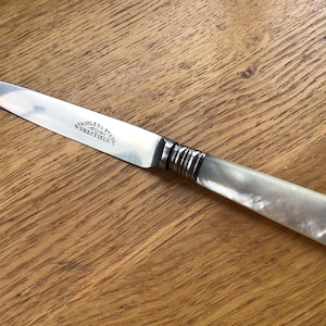Antiker Sheffield Edelstahl kleiner Brieföffner Perlmutt Griff Entzückendes Schreibtisch Accessoire Brieföffner