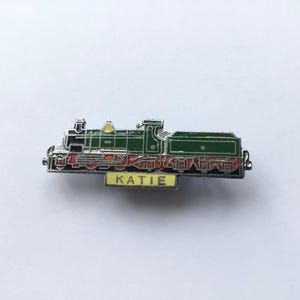 ヴィンテージのエナメル製鉄道機関車ピンバッジ：ケイティ列車