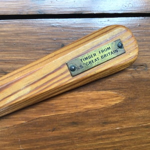 Lembrança de madeira vintage Madeira da SS Grã-Bretanha Virador de páginas Acessório de mesa Abridor de cartas vintage Placa de latão no cabo do século XIX