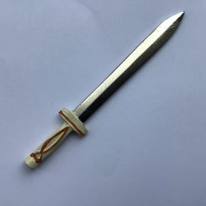 Espada macedonia en miniatura de metal diminuta vintage con influencia de la antigua Grecia, accesorio de adorno de escritorio encantador y muy detallado
