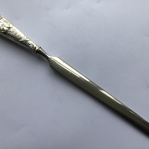 Delicioso y elegante marcador de página con motivo floral Art Nouveau de metal blanco vintage, pasapáginas, abrecartas, accesorio de adorno de escritorio