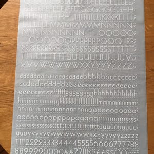Impreso en Inglaterra Vintage Letraset Dry Transfer Sheet White 42pt Cable Light 2363 letras mayúsculas minúsculas números