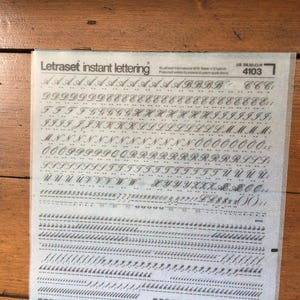 Vintage Letraset droogtransfervel 4103: 30pt 9,6 mm Palace Script koperplaatstijl zwart