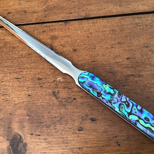 Elegante marcador de página de metal blanco con llamativo diseño abstracto, girapáginas con asa, abrecartas japonés de acero inoxidable, accesorio de adorno de escritorio