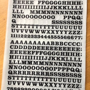 Impreso en Inglaterra Hoja de transferencia seca Vintage Letraset de 42 puntos Hoja Clarendon Bold Haas con 778 letras mayúsculas y números