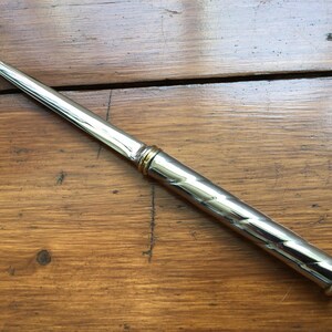 Delicioso y elegante marcador de página estilo art déco de metal blanco vintage con mango retorcido, pasapáginas, abrecartas, accesorio de adorno de escritorio