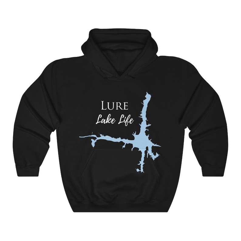 Op de afbeelding: Zwart hoodie met een lichtblauwe omtrek van een meer en de tekst "LURE Lake Life" in wit.