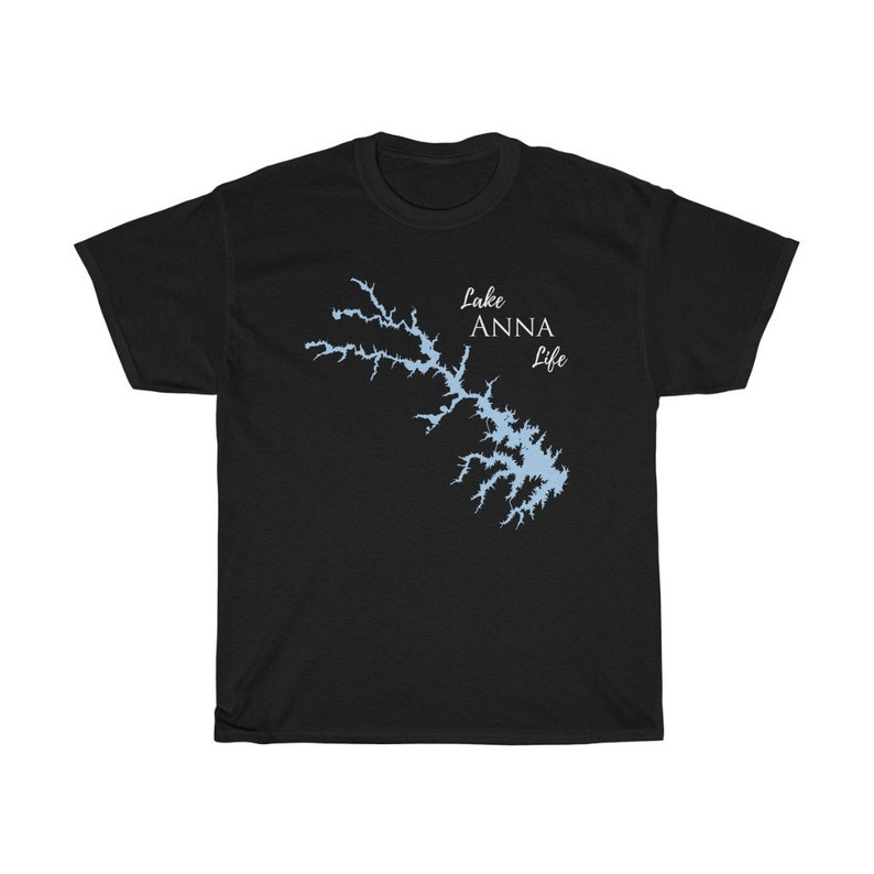 Op de afbeelding: Zwart T-shirt met een lichtblauwe omtrek van Lake Anna en de tekst "Lake Anna Life" in wit.