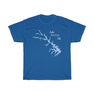 Op de afbeelding: Een koninklijk blauw T-shirt met een lichtblauwe omtrek van Lake Anna en de tekst "Lake Anna Life" in wit.