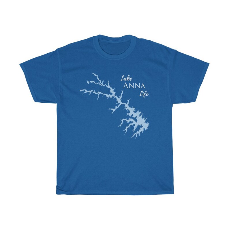 Op de afbeelding: Een koninklijk blauw T-shirt met een lichtblauwe omtrek van Lake Anna en de tekst "Lake Anna Life" in wit.