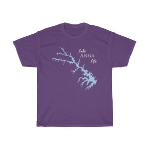 Op de afbeelding: Paars T-shirt met een lichtblauwe omtrek van Lake Anna en de tekst "Lake Anna Life" in wit.