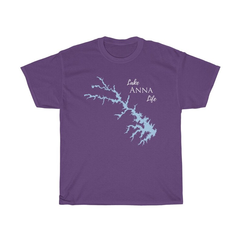 Op de afbeelding: Paars T-shirt met een lichtblauwe omtrek van Lake Anna en de tekst "Lake Anna Life" in wit.