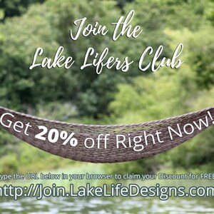 Op de afbeelding: Een hangmat hangt tussen bomen boven een meer. De tekst "Join the Lake Lifers Club Get 20% off Right Now!" staat op de afbeelding. De tekst "Type the URL below in your browser to claim your Discount for FREE! http://join.LakeLifeDesigns.com" staat ook op de afbeelding.