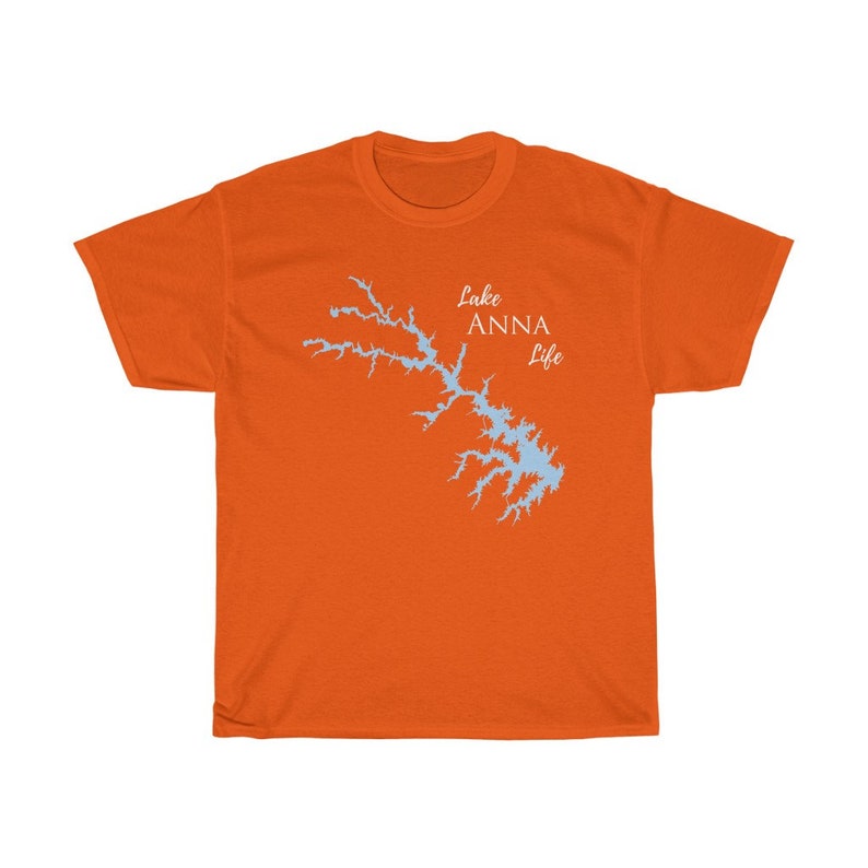Op de afbeelding: Oranje T-shirt met een lichtblauwe omtrek van Lake Anna en de tekst "Lake Anna Life" gedrukt op de voorkant.