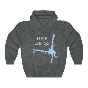 Op de afbeelding: Een donkergrijs hoodie met de tekst "LURE Lake Life" en een lichtblauwe omtrek van een meer.
