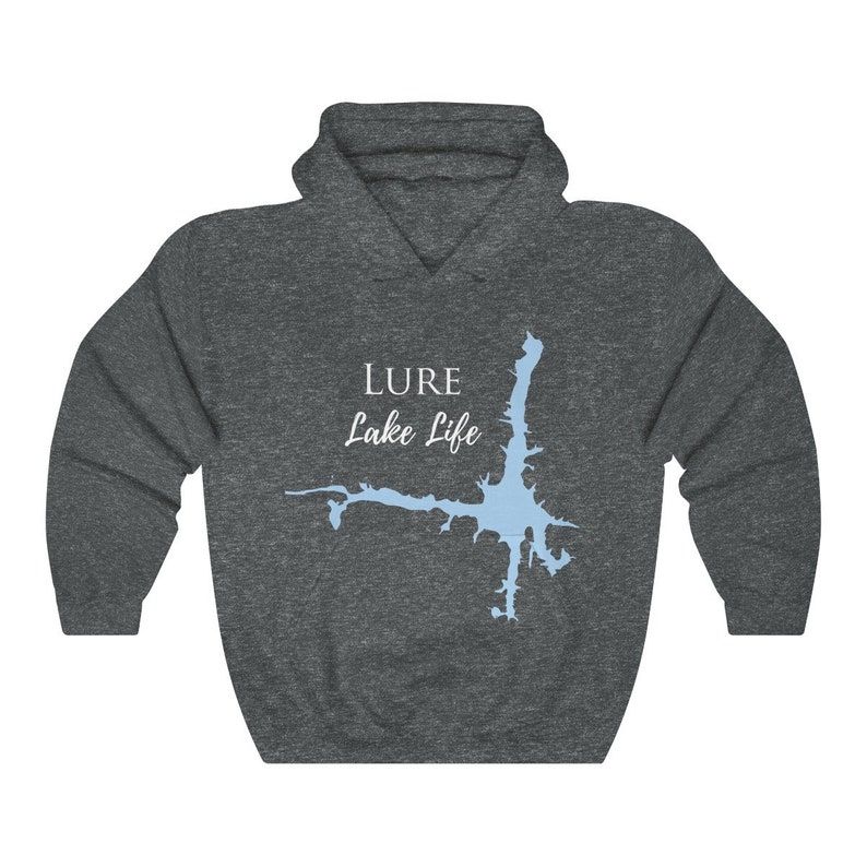 Op de afbeelding: Een donkergrijs hoodie met de tekst "LURE Lake Life" en een lichtblauwe omtrek van een meer.