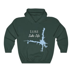 Op de afbeelding: Een donkergroen hoodie met de tekst "LURE Lake Life" in witte letters en een lichtblauwe omtrek van een meer.