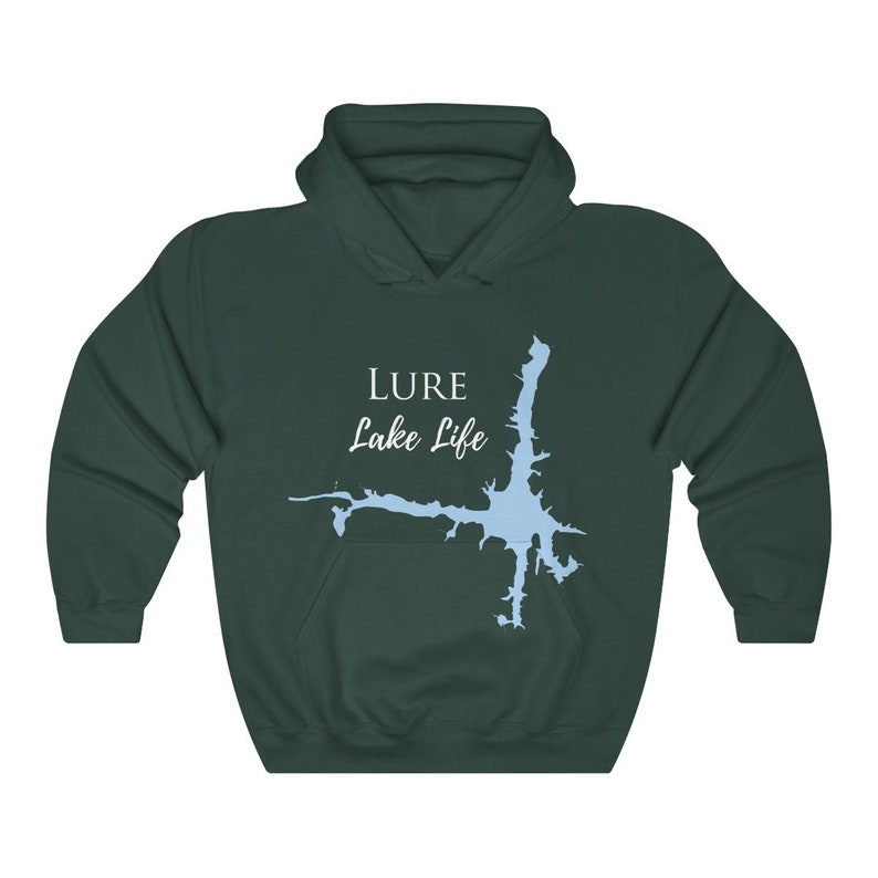 Op de afbeelding: Een donkergroen hoodie met de tekst "LURE Lake Life" in witte letters en een lichtblauwe omtrek van een meer.