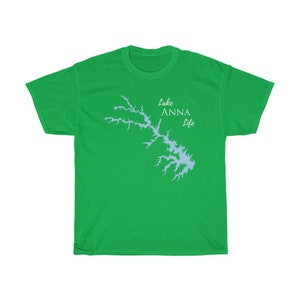 Op de afbeelding: Een groen T-shirt met een blauwe omtrek van Lake Anna en de tekst "Lake Anna Life" in wit.