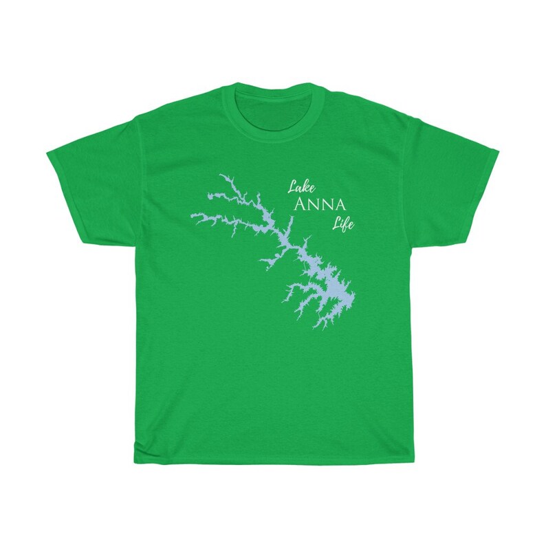 Op de afbeelding: Een groen T-shirt met een blauwe omtrek van Lake Anna en de tekst "Lake Anna Life" in wit.