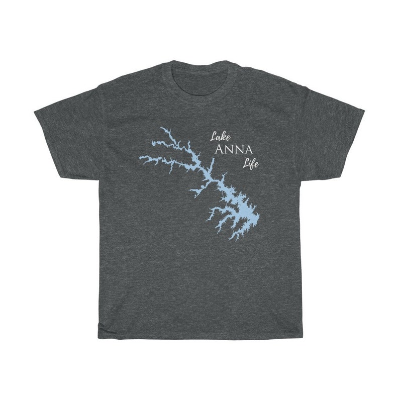 Op de afbeelding: Een donker grijs t-shirt met een lichtblauwe omtrek van Lake Anna en de tekst "Lake Anna Life" in wit.