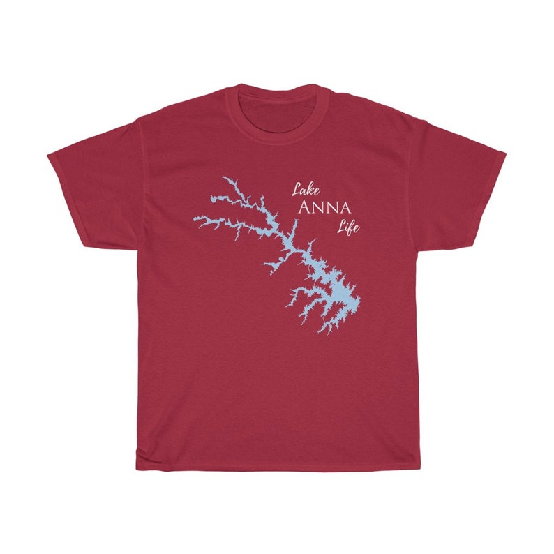 Op de afbeelding: Rood T-shirt met een lichtblauwe omtrek van Lake Anna en de tekst "Lake Anna Life" in wit.