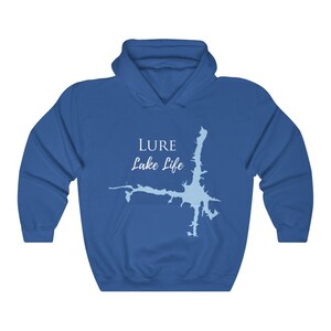 Op de afbeelding: Een koninklijk blauw hoodie met een lichtblauwe omtrek van een meer en de tekst "LURE Lake Life" in wit.