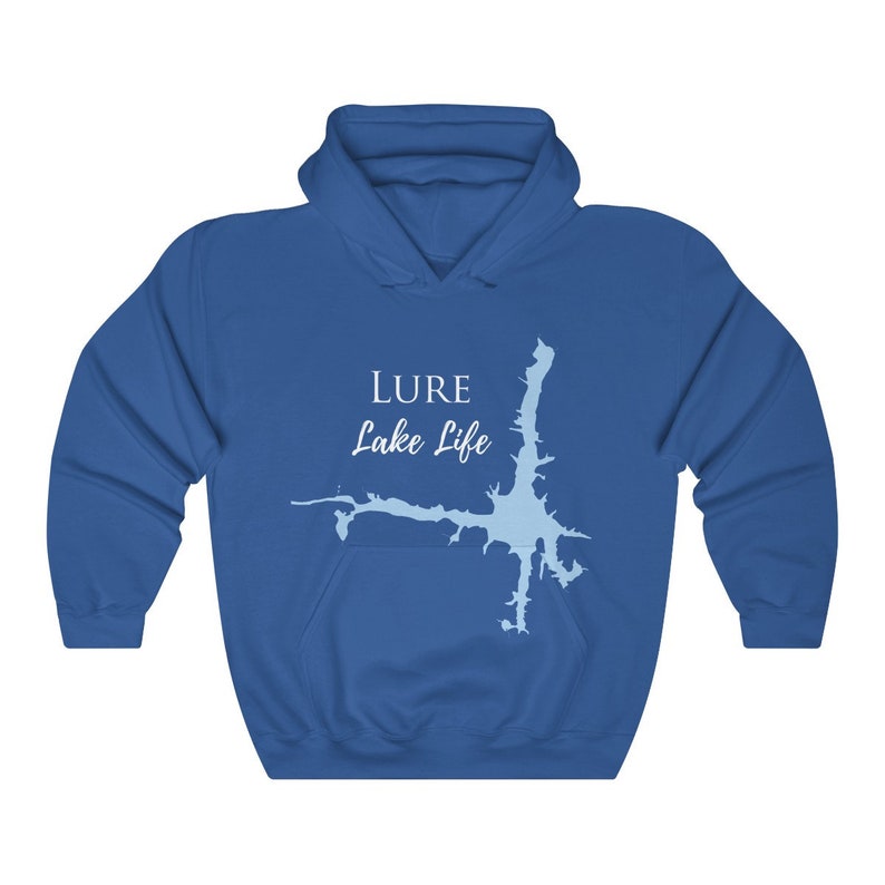 Op de afbeelding: Een koninklijk blauw hoodie met een lichtblauwe omtrek van een meer en de tekst "LURE Lake Life" in wit.