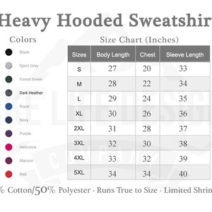 Op de afbeelding: Maattabel voor een zwaar hooded sweatshirt in verschillende kleuren, waaronder zwart, sportgrijs, bosgroen, donker grijs melange, koninklijkblauw, marineblauw, paars, heliconia, donkerrood en rood. De tabel toont de maten in inches voor lichaamslengte, borst en mouwlengte voor maten S tot 5XL. De stof is 50% katoen en 50% polyester.
